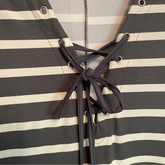 Beach by Exist sleeveless Maxi/ v-neck-lace-up detail at the front-Size Medium - Picture 8 of 8